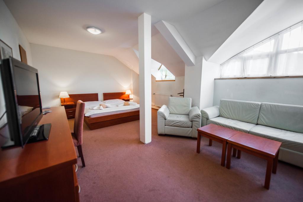 Plejsy Hotel Krompachy Екстериор снимка